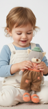 Peluche baby Rémi  Bukowski Design en situation – doudou bébé doux et rassurant, idéal comme cadeau de naissance – Tawus