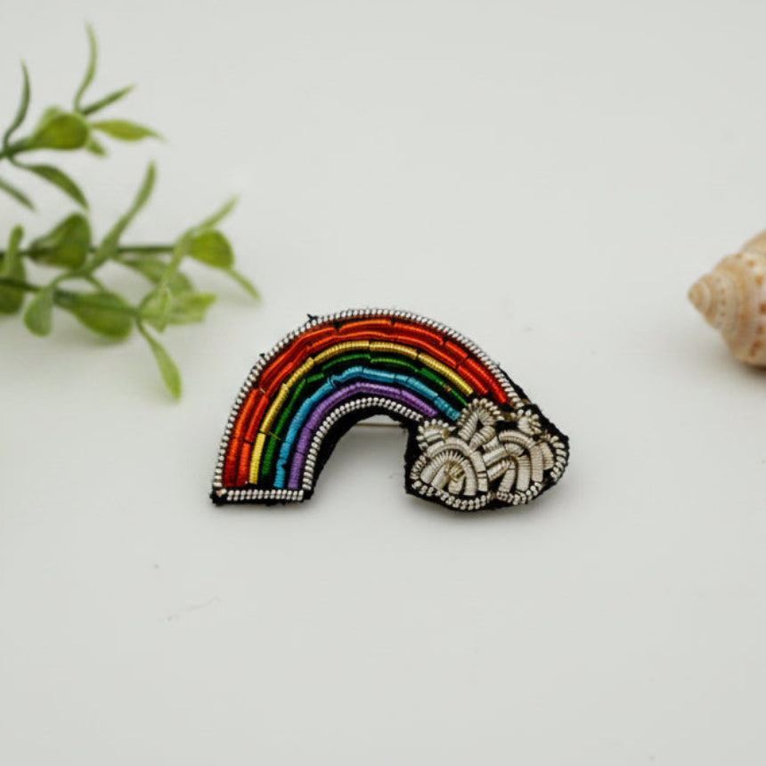 Broche arc en ciel brodée main – bijou artisanal coloré perles et fils métalliques – Tawus