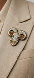 Broche Bélier brodée à la main portée – accessoire mode zodiaque artisanal unique – Tawus
