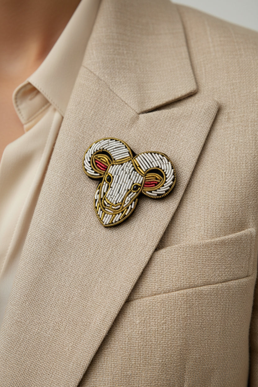 Broche Bélier brodée à la main portée – accessoire mode zodiaque artisanal unique – Tawus