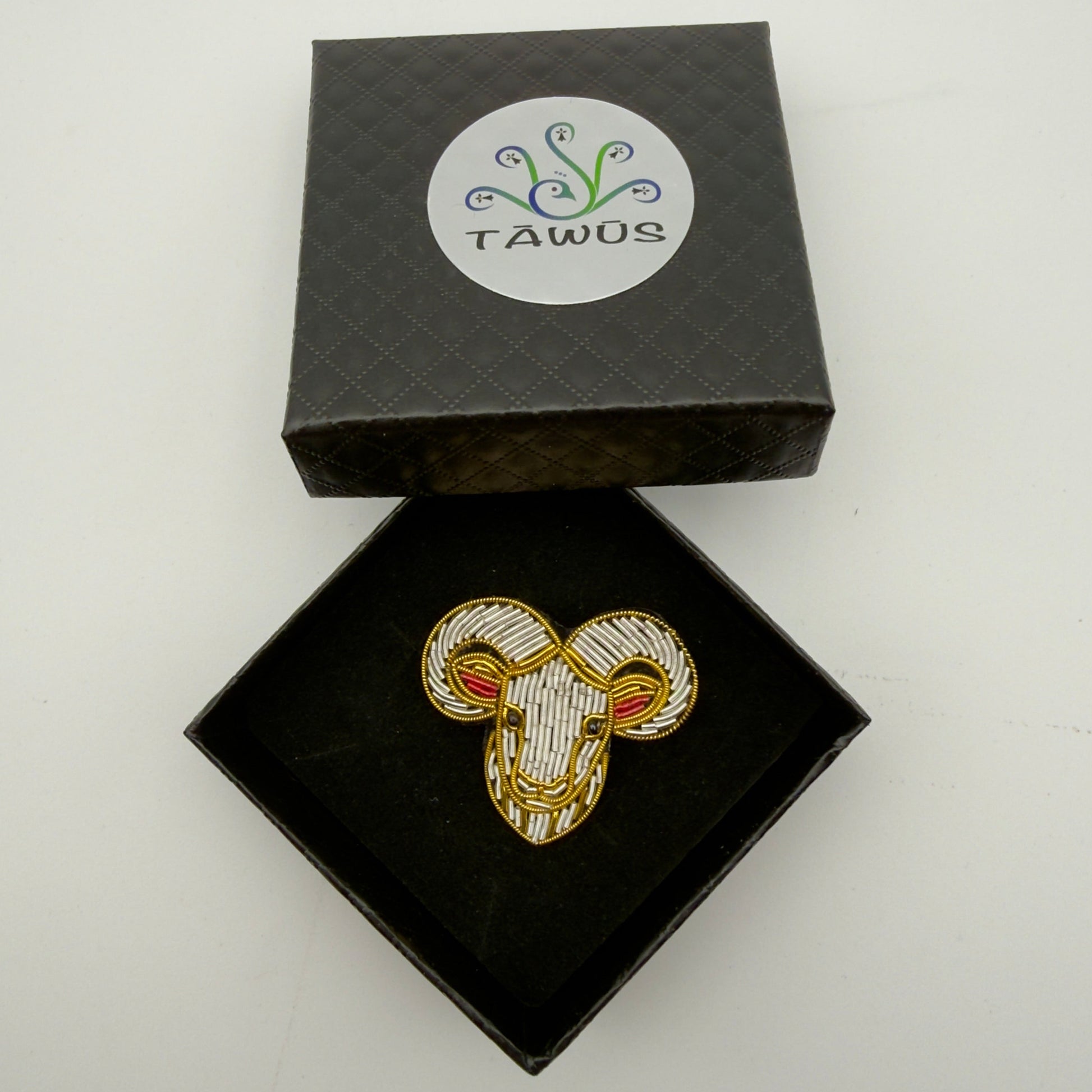 Broche Bélier fait main dans son écrin – cadeau anniversaire astrologie bijou brodé – Tawus