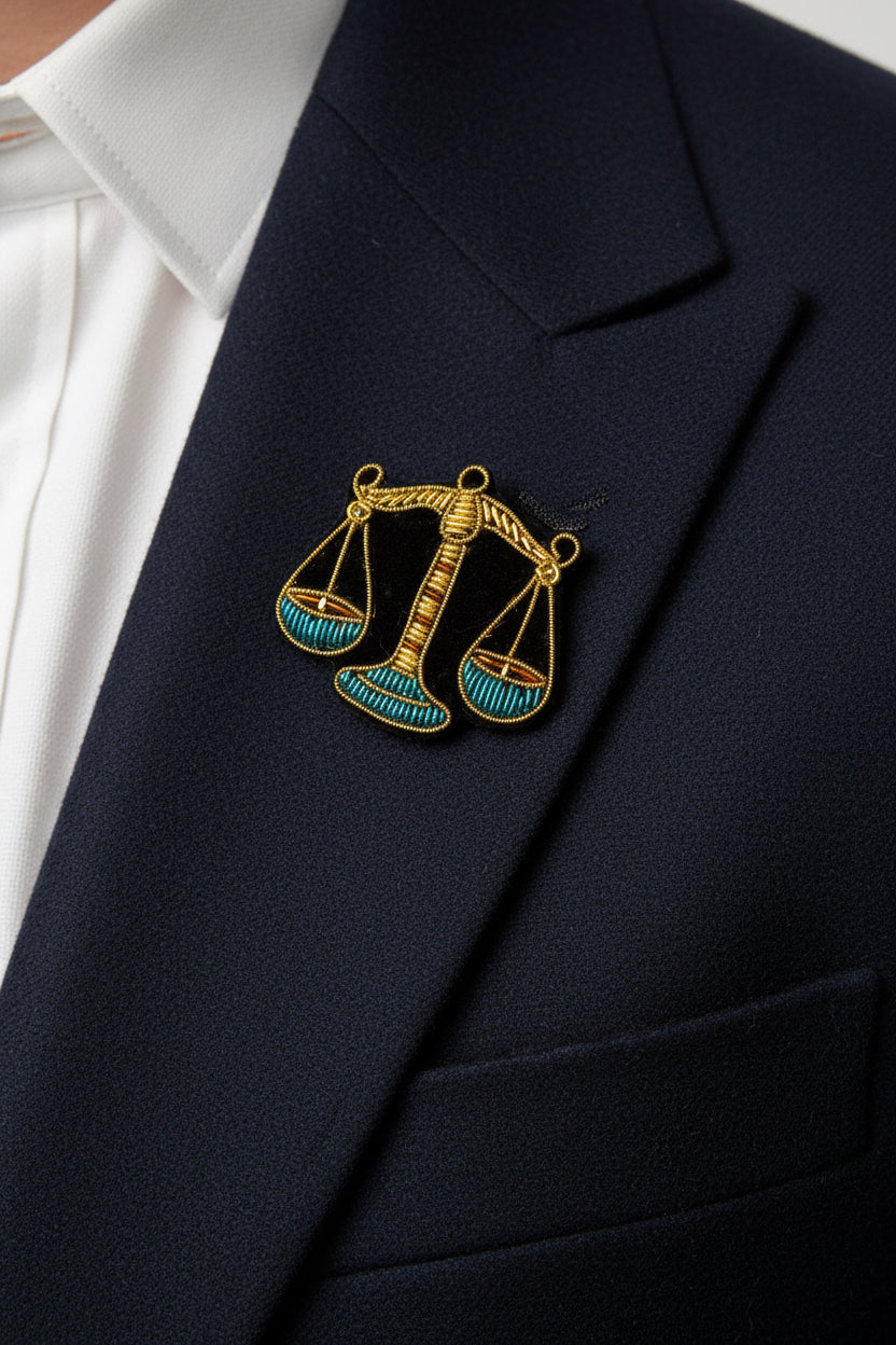 Broche Balance brodée à la main portée – accessoire mode zodiaque artisanal unique – Tawus