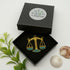 Broche Balance fait main dans son écrin – cadeau anniversaire astrologie bijou brodé – Tawus