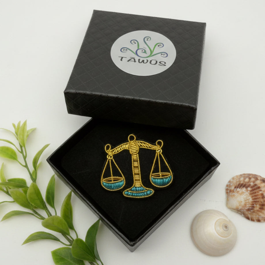 Broche Balance fait main dans son écrin – cadeau anniversaire astrologie bijou brodé – Tawus