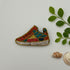 Broche Baskets Sneakers brodée la main en perles et fils métalliques, création artisanale Tawus
Broche Chien Carlin, fils cannetilles, et jaseron réalisée à la main
Création unique, originale dans son écrin noir