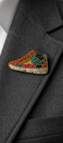 Broche Baskets Sneakers brodée la main portée en perles et fils métalliques, création artisanale Tawus
Broche Chien Carlin, fils cannetilles, et jaseron réalisée à la main
Création unique, originale dans son écrin noir