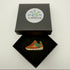 Broche Baskets Sneakers brodée la main portée dans ça boite en perles et fils métalliques, création artisanale Tawus
Broche Chien Carlin, fils cannetilles, et jaseron réalisée à la main
Création unique, originale dans son écrin noir