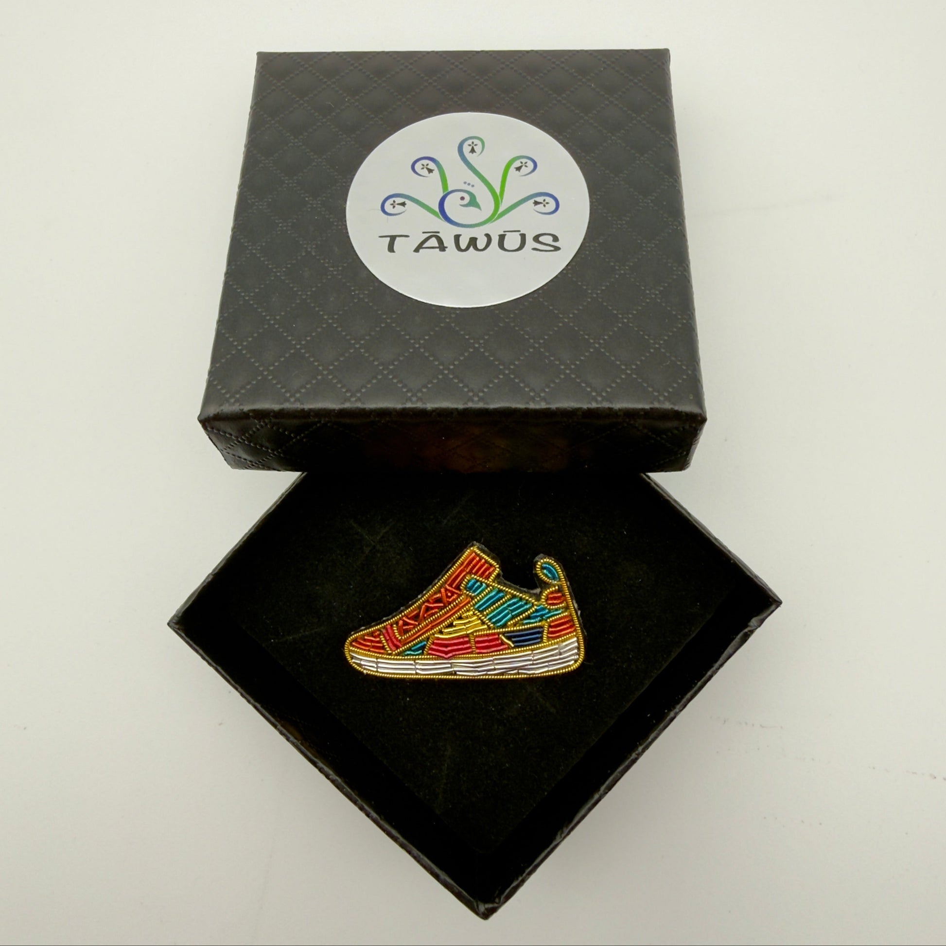 Broche Baskets Sneakers brodée la main portée dans ça boite en perles et fils métalliques, création artisanale Tawus
Broche Chien Carlin, fils cannetilles, et jaseron réalisée à la main
Création unique, originale dans son écrin noir