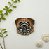 Broche Bouledogue Anglais brodée à la main en perles et fils métalliques, création artisanale Tawus
Broche Chien Carlin, fils cannetilles, et jaseron réalisée à la main
Création unique, originale dans son écrin noir