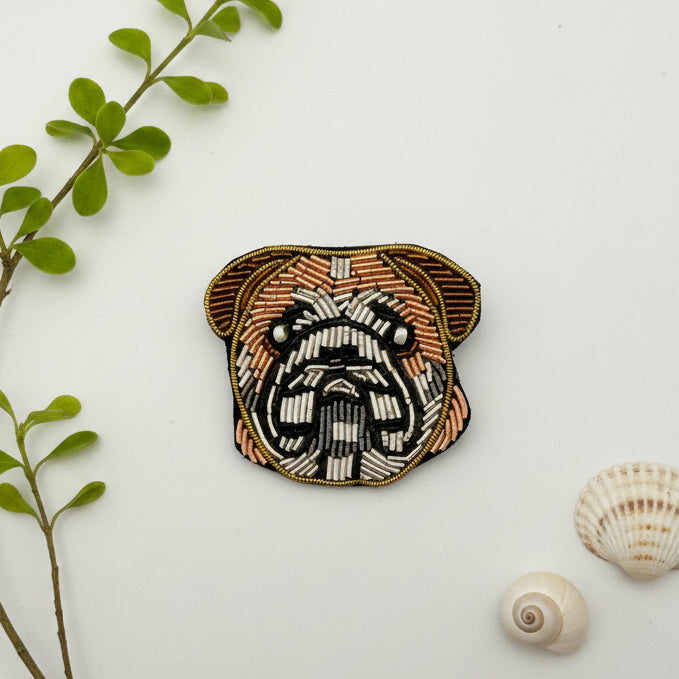 Broche Bouledogue Anglais brodée à la main en perles et fils métalliques, création artisanale Tawus
Broche Chien Carlin, fils cannetilles, et jaseron réalisée à la main
Création unique, originale dans son écrin noir