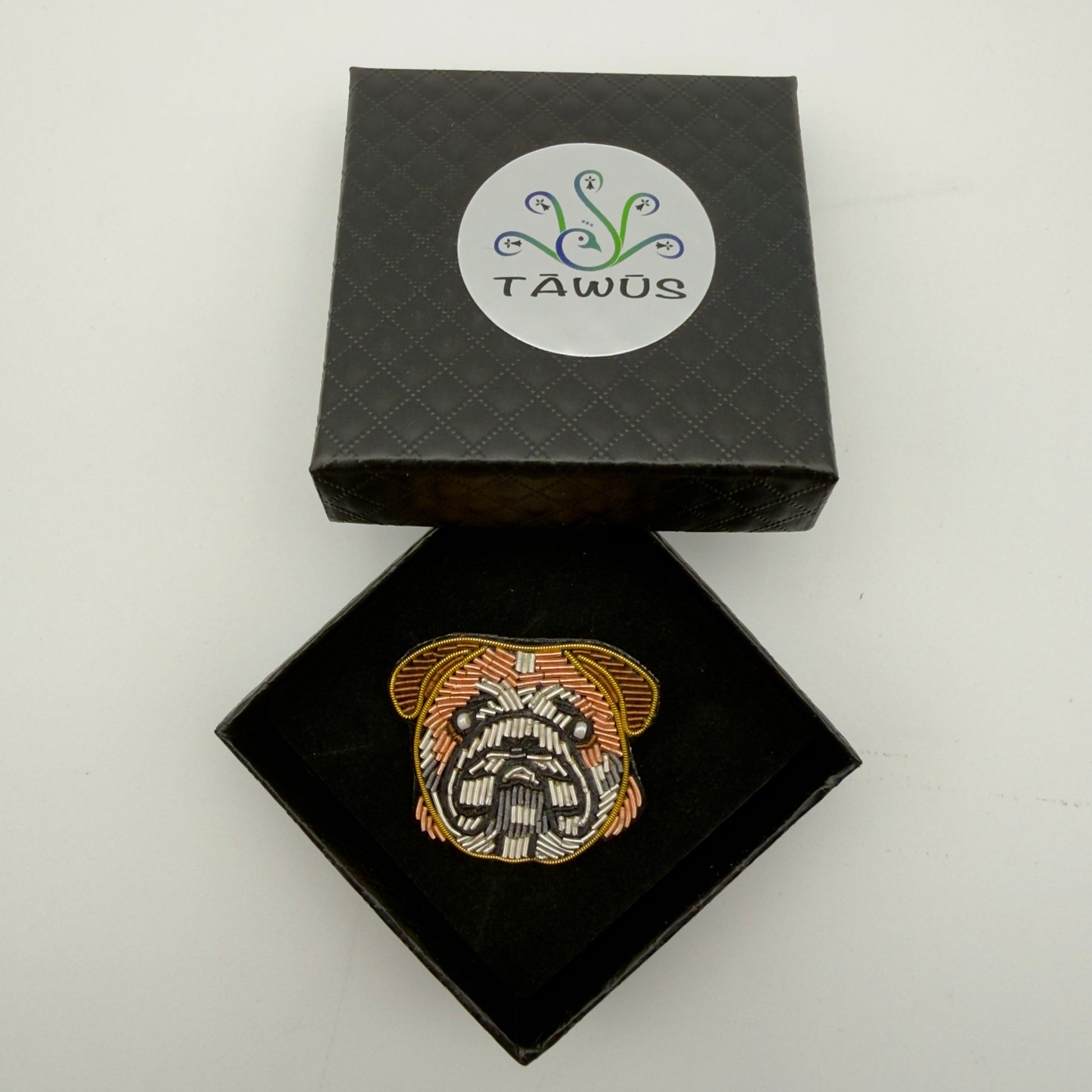 Broche Bouledogue Anglais brodée dans ça boite en perles et fils métalliques, création artisanale Tawus
Broche Chien Carlin, fils cannetilles, et jaseron réalisée à la main
Création unique, originale dans son écrin noir