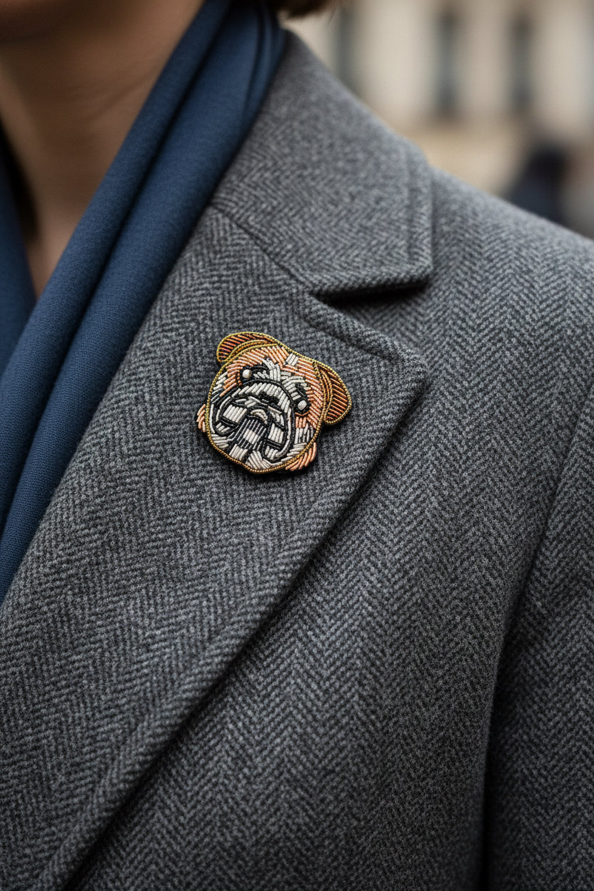 Broche Bouledogue Anglais brodée à la main portée en perles et fils métalliques, création artisanale Tawus
Broche Chien Carlin, fils cannetilles, et jaseron réalisée à la main
Création unique, originale dans son écrin noir