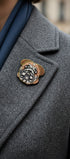 Broche Bouledogue Anglais brodée à la main portée en perles et fils métalliques, création artisanale Tawus
Broche Chien Carlin, fils cannetilles, et jaseron réalisée à la main
Création unique, originale dans son écrin noir