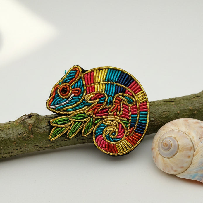 Broche caméléon brodée main – bijou artisanal reptile perles et fils métalliques – Tawus