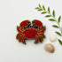 Broche Cancer crabe brodée main – bijou artisanal perles et fils métalliques – Tawus