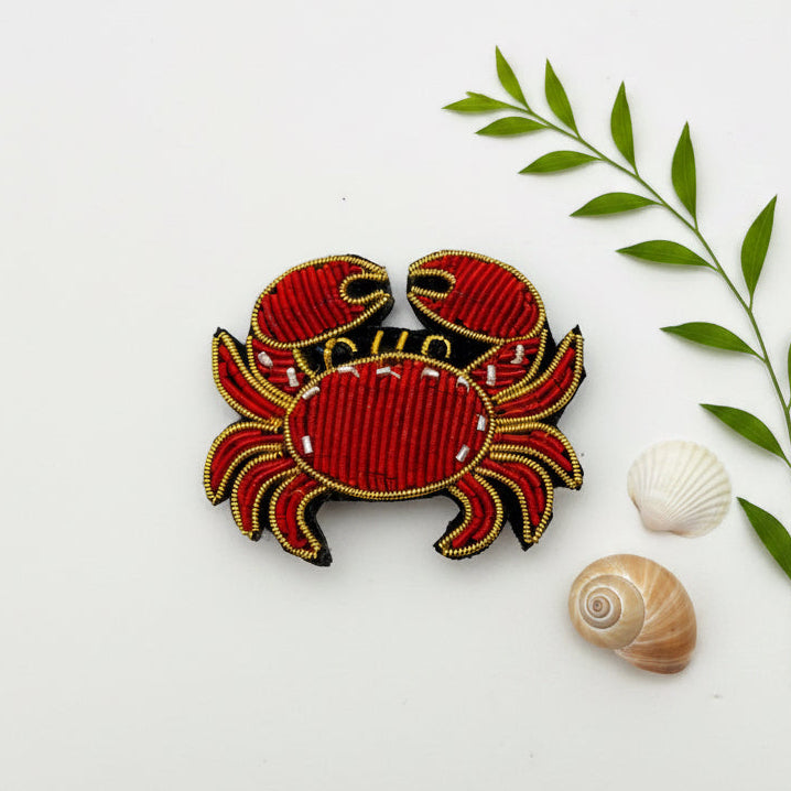 Broche Cancer crabe brodée main – bijou artisanal perles et fils métalliques – Tawus