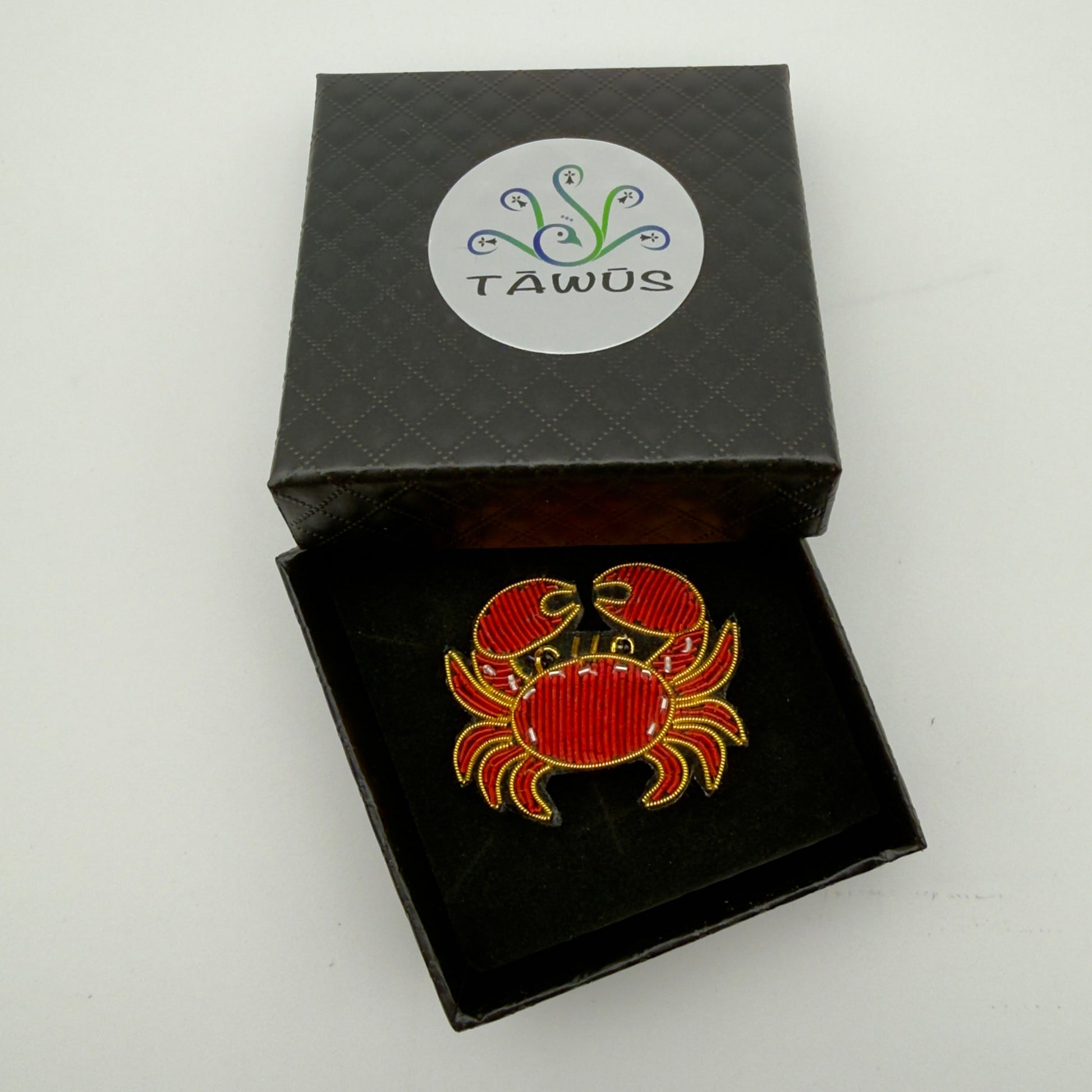 Broche Cancer crabe fait main dans son écrin – cadeau anniversaire astrologie bijou brodé – Tawus