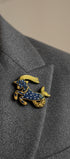 Broche Capricorne brodée à la main portée – accessoire mode zodiaque artisanal unique – Tawus