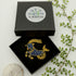 Broche Capricorne fait main dans son écrin – cadeau anniversaire astrologie bijou brodé – Tawus