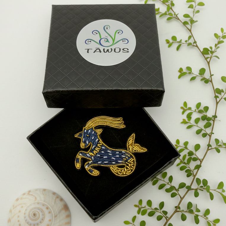 Broche Capricorne fait main dans son écrin – cadeau anniversaire astrologie bijou brodé – Tawus