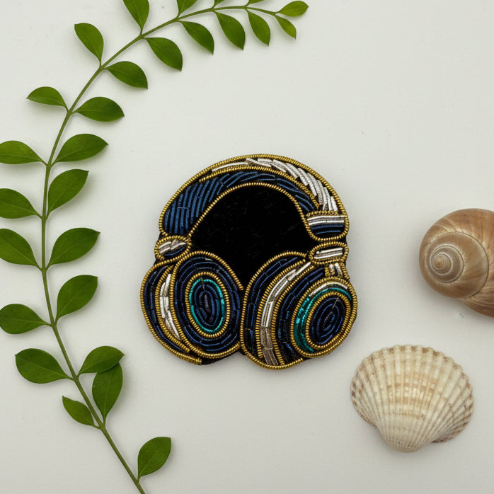 Broche Casque Audio brodée à la main en perles et fils métalliques, création artisanale Tawus
