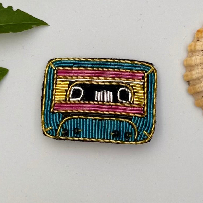 Broche cassette audio vintage brodée main – bijou artisanal rétro musique perles et fils métalliques – Tawus