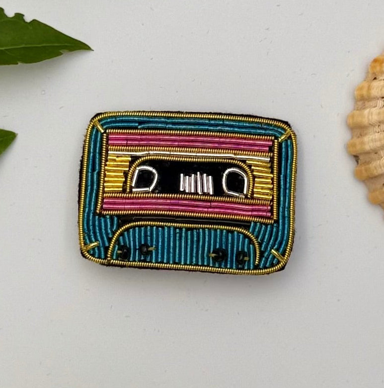 Broche cassette audio vintage brodée main – bijou artisanal rétro musique perles et fils métalliques – Tawus