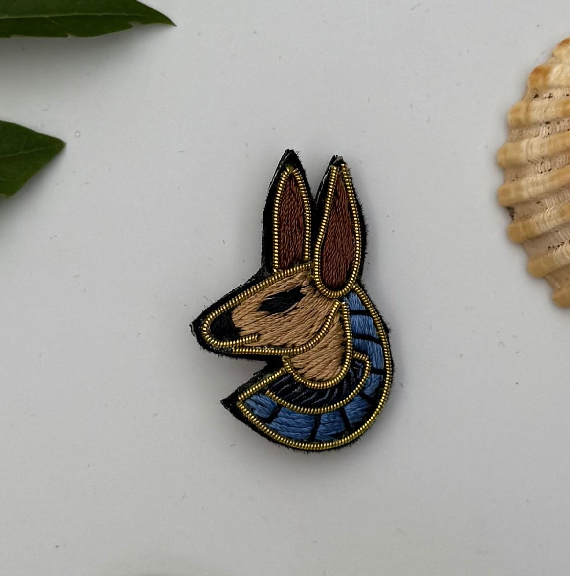 Broche chacal Égypte brodée main – bijou artisanal Anubis Égypte antique perles et fils métalliques – Tawus