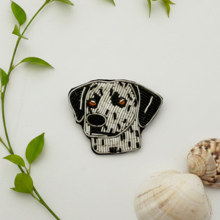 Broche chien dalmatien brodée main – bijou artisanal animal perles et fils métalliques – Tawus