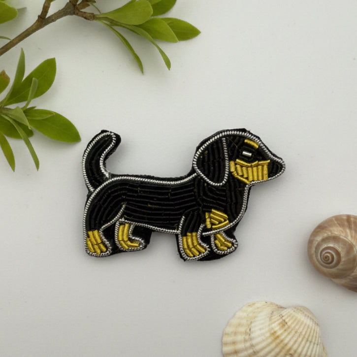 Broche chien teckel brodée main – bijou artisanal animal perles et fils métalliques – Tawus