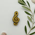 Broche clé de sol brodée main – bijou artisanal perles et fils métalliques – Tawus