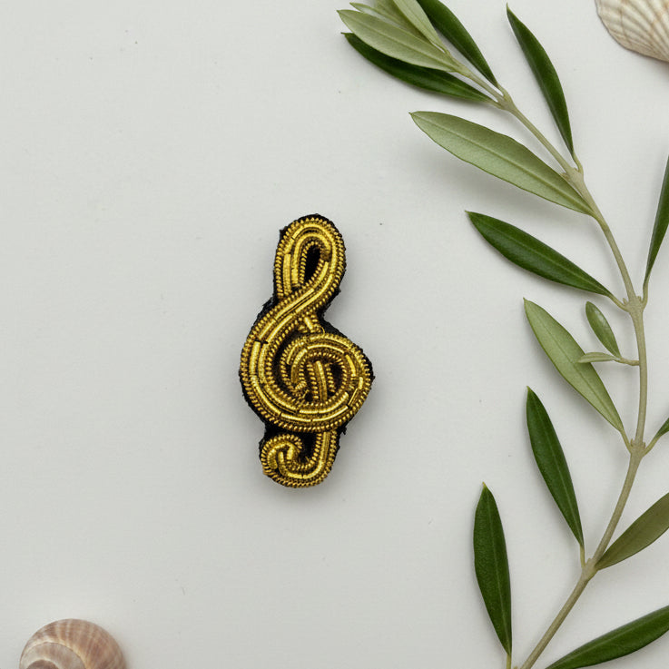 Broche clé de sol brodée main – bijou artisanal perles et fils métalliques – Tawus