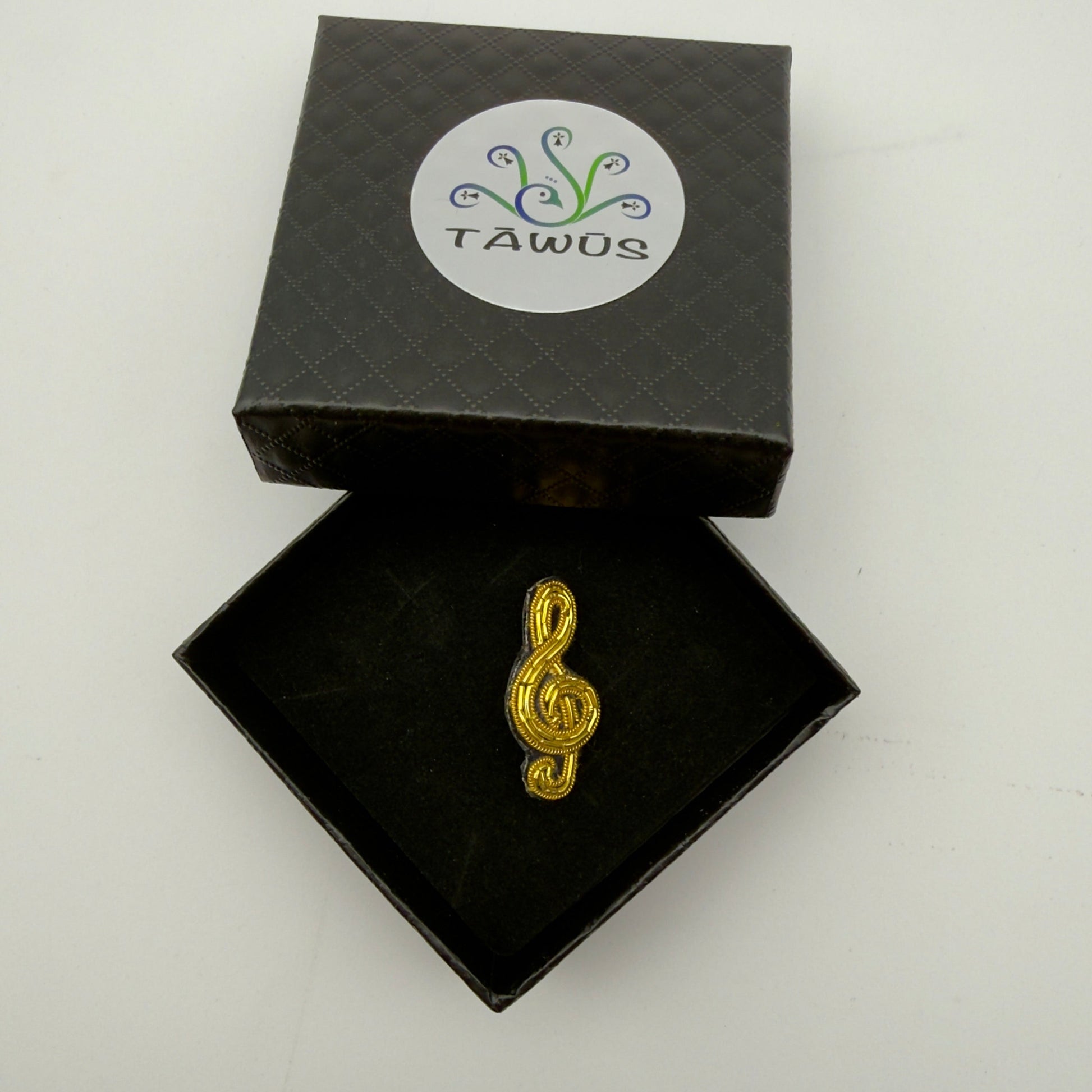 Broche clé de sol fait main dans son écrin – cadeau original broderie artisanale – Tawus