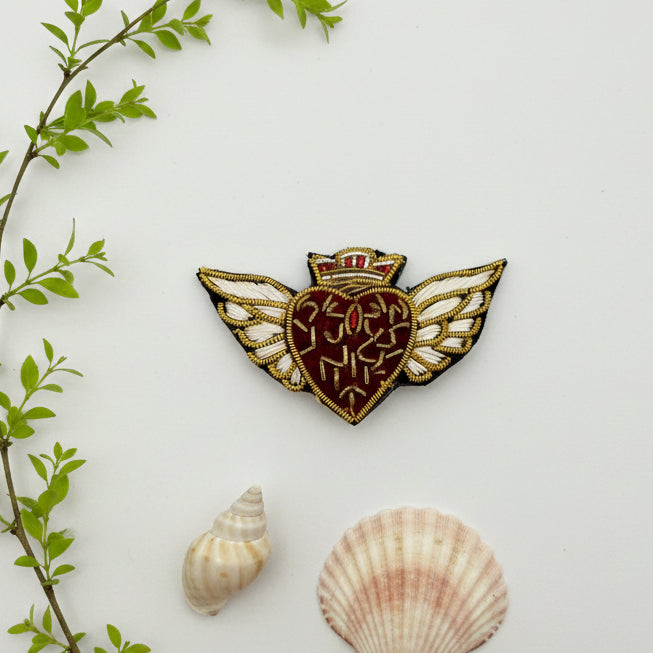 Broche cœur ailé brodée main – bijou artisanal perles et fils métalliques – Tawus