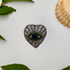 Broche cœur œil argent ex voto brodée main – bijou artisanal spirituel perles et fils argentés – Tawus