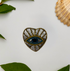Broche cœur œil argent et or brodée main – bijou artisanal bicolore perles fils argentés et dorés – Tawus