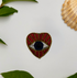 Broche cœur œil rouge brodée main – bijou artisanal passion perles et fils rouges – Tawus