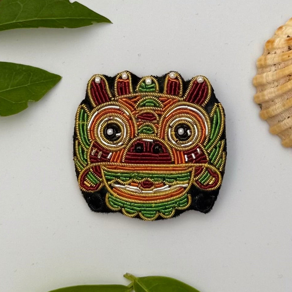 Broche dragon chinois brodée main – bijou artisanal Asie mythique perles et fils métalliques – Tawus