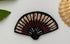 Broche éventail brodée main – bijou artisanal accessoire élégant perles et fils métalliques colorés – Tawus