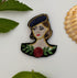 Broche femme brodée main – bijou artisanal portrait féminin perles et fils métalliques – Tawus