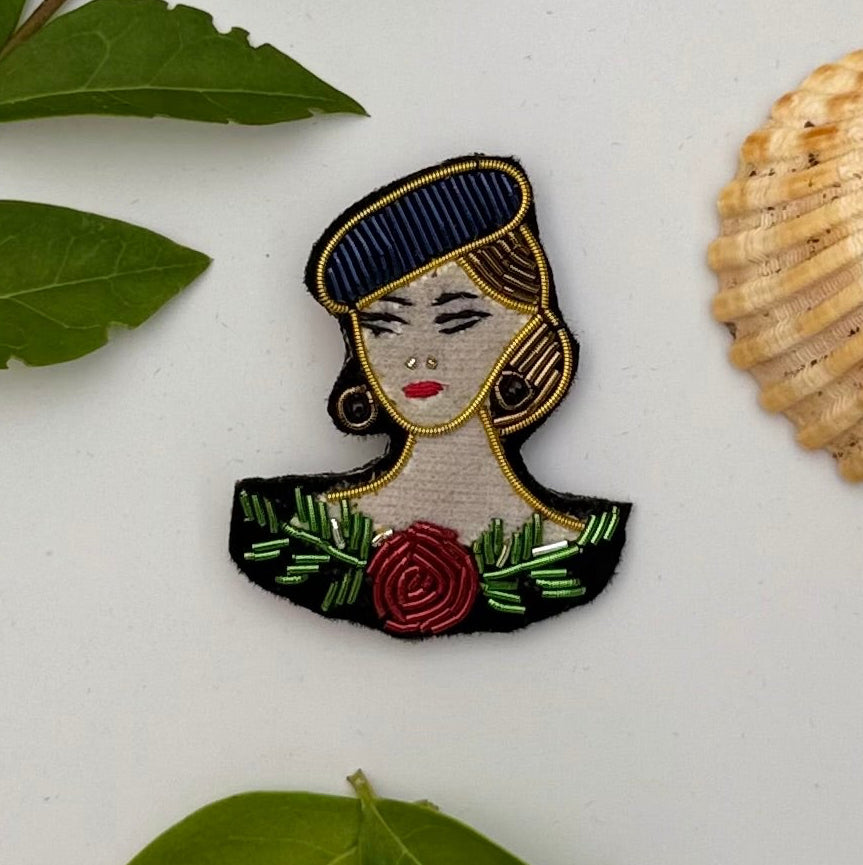 Broche femme brodée main – bijou artisanal portrait féminin perles et fils métalliques – Tawus