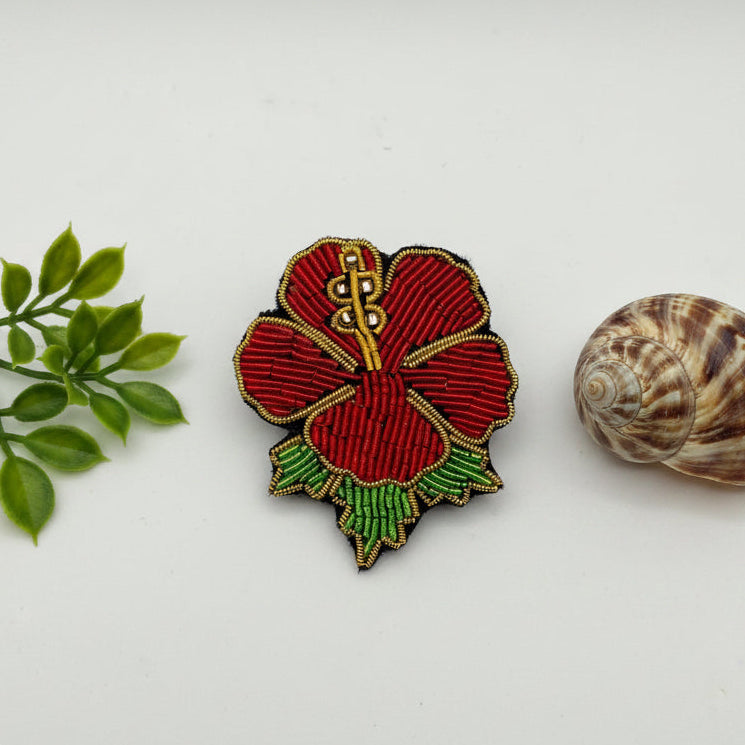 Broche fleur d'hibiscus brodée main – bijou artisanal perles et fils métalliques – Tawus