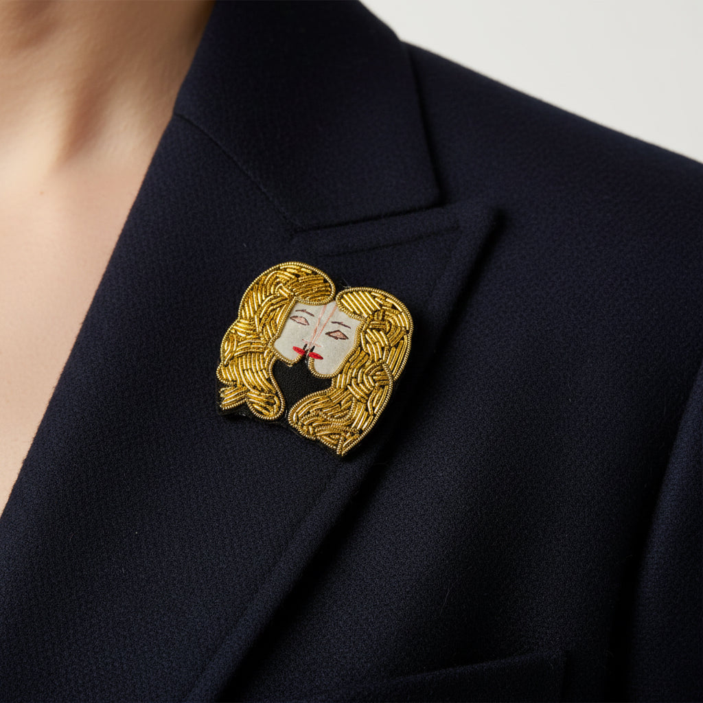 Broche Gémeaux brodée à la main portée – accessoire mode zodiaque artisanal unique – Tawus