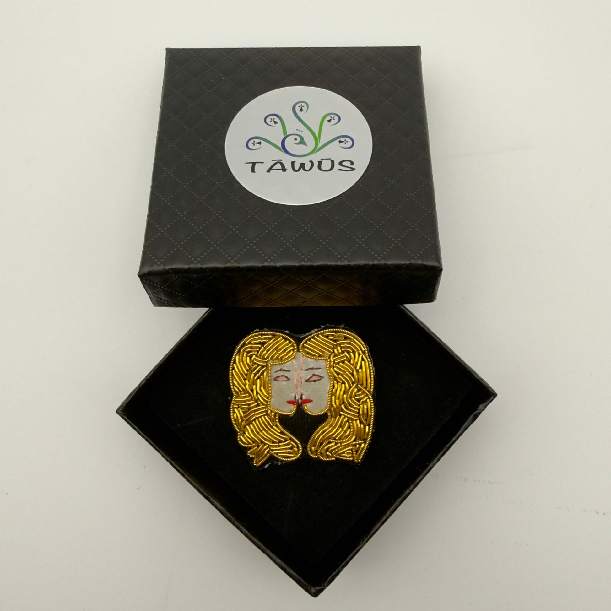 Broche Gémeaux fait main dans son écrin – cadeau anniversaire astrologie bijou brodé – Tawus