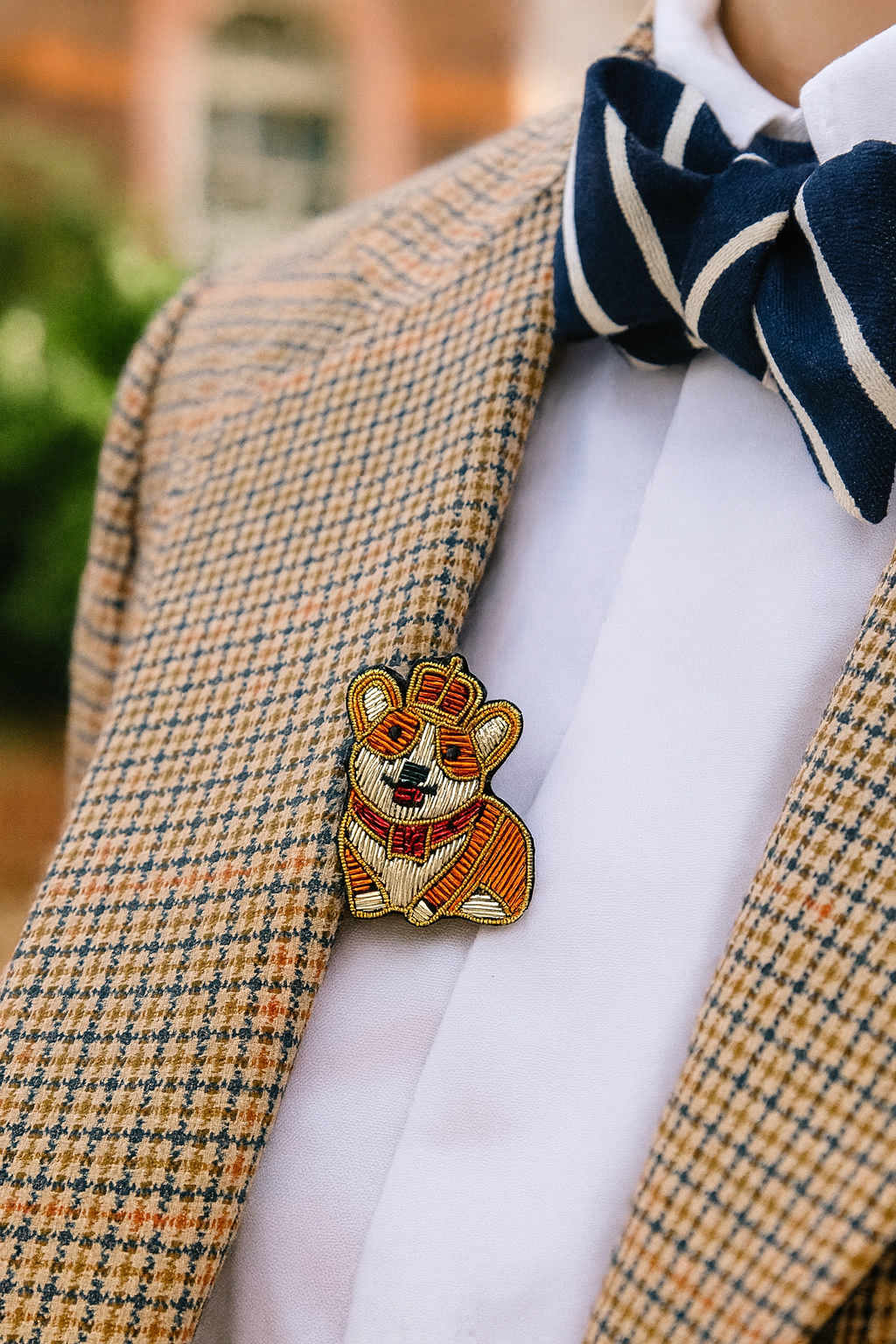 Broche Gorki chien anglais brodée à la main portée – accessoire mode amoureux chien british artisanal unique – Tawus