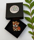 Broche Gorki chien fait main dans son écrin – cadeau original bijou chien anglais broderie artisanale – Tawus