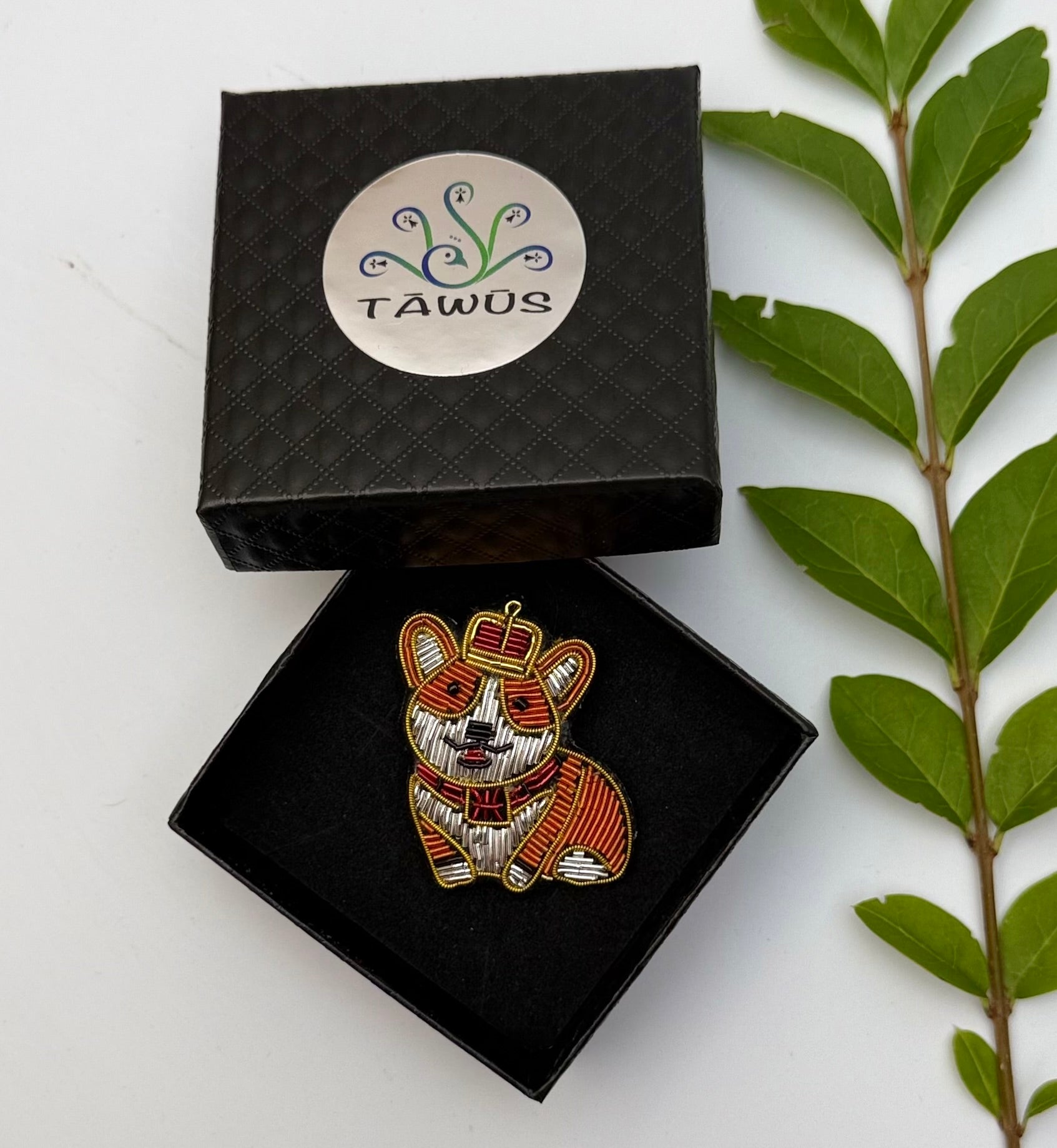 Broche Gorki chien fait main dans son écrin – cadeau original bijou chien anglais broderie artisanale – Tawus