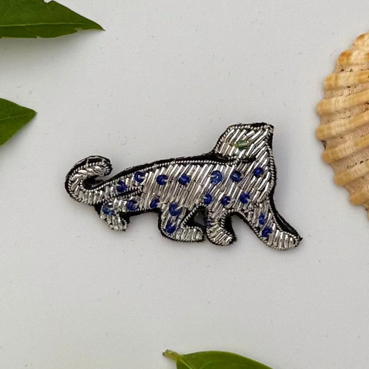 Broche guépard argenté brodée main – bijou artisanal félin sauvage fils argentés perles métalliques – Tawus