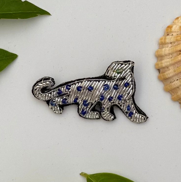 Broche guépard argenté brodée main – bijou artisanal félin sauvage fils argentés perles métalliques – Tawus
