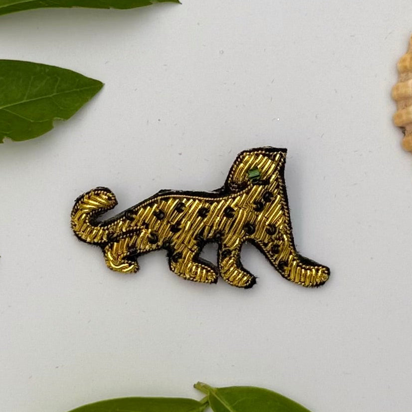 Broche guépard doré brodée main – bijou artisanal félin sauvage fils dorés perles métalliques – Tawus